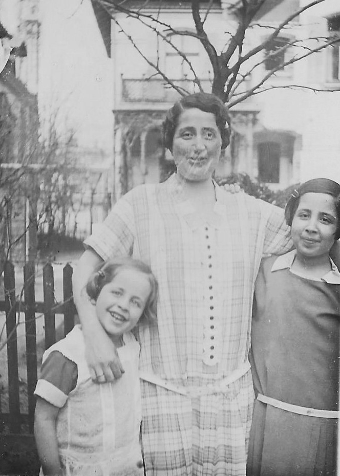 Olga Wolfers 1926 mit ihren Tchtern Alice (r.) und Ellen.