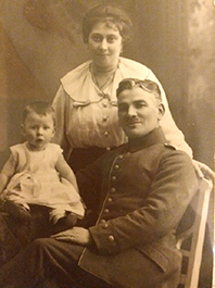 Flora und Max Blumenthal, ein Sohn sitzt auf seinem Bein, whrend des Ersten Weltkriegs