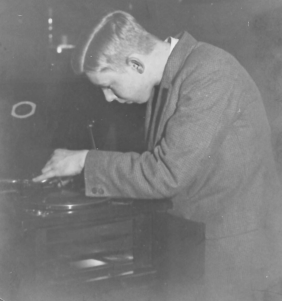 Oscar B�nemann am Grammophon, ca. 1929