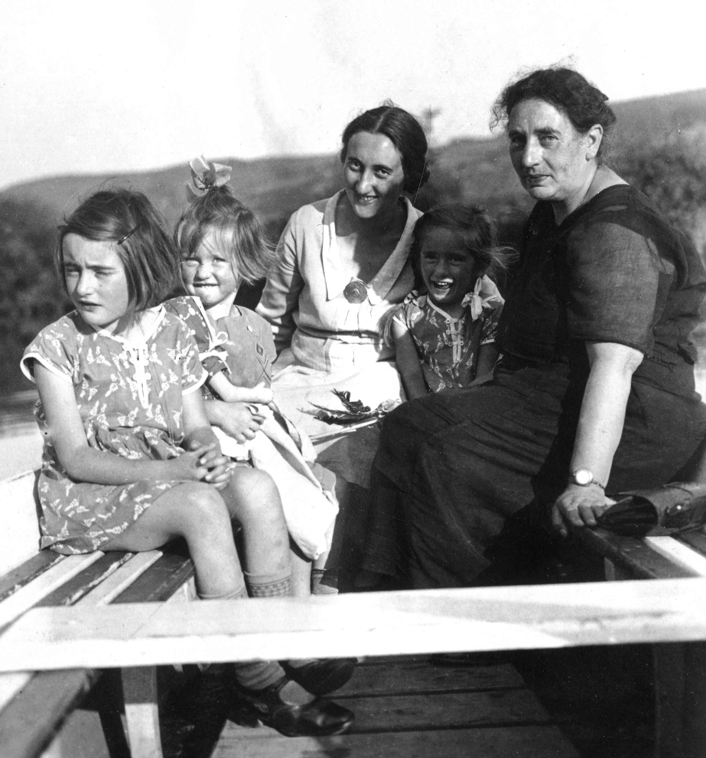 Elsbeth Fieseler mit Tochter Fiorenza und Enkelinnen ca. 1935