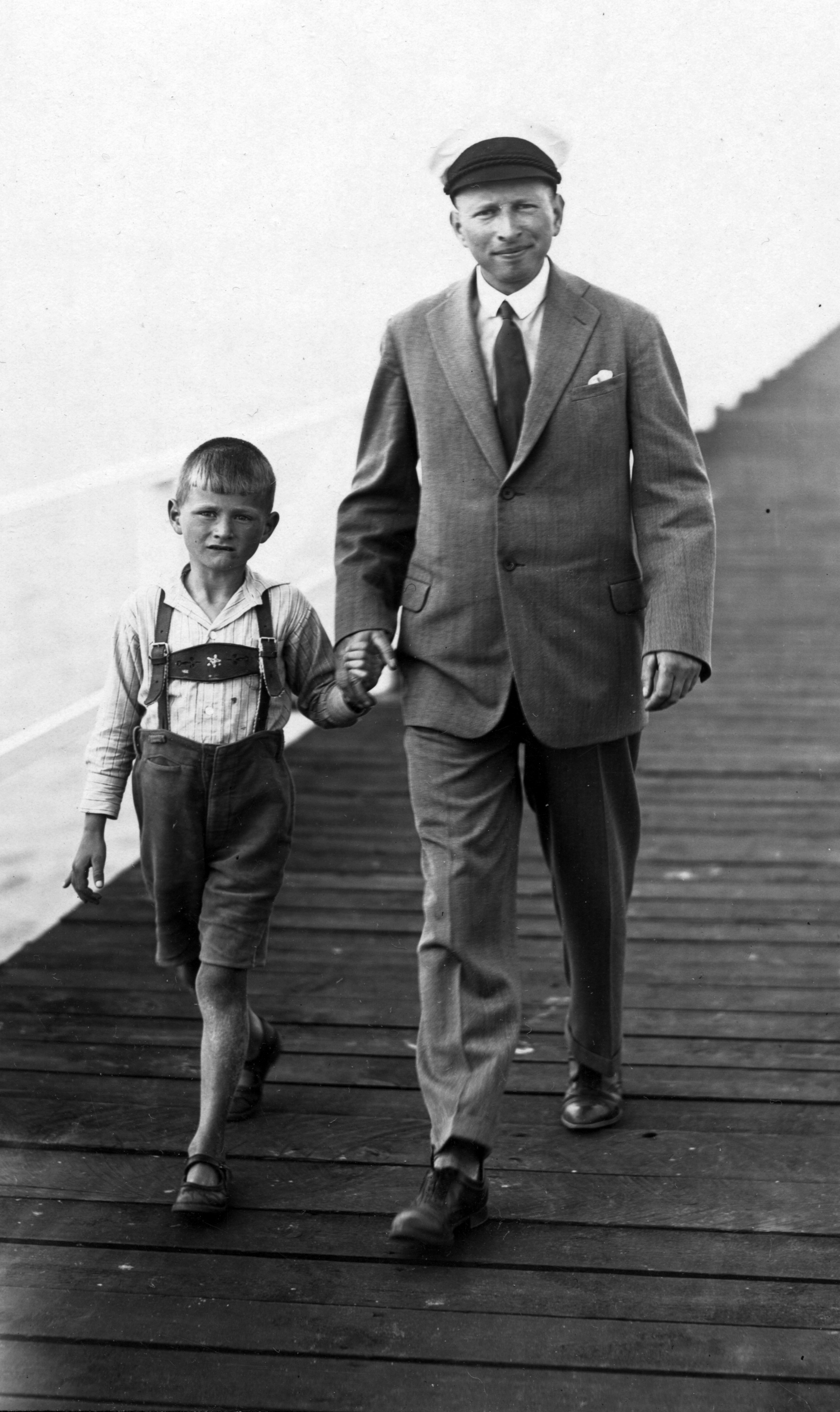 Edgar Hirsch mit seinem Sohn Karl Egon Neumann im Sommerurlaub 1928 in
Boltenhagen
