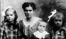 Auguste Hpper mit ihren drei Kindern 