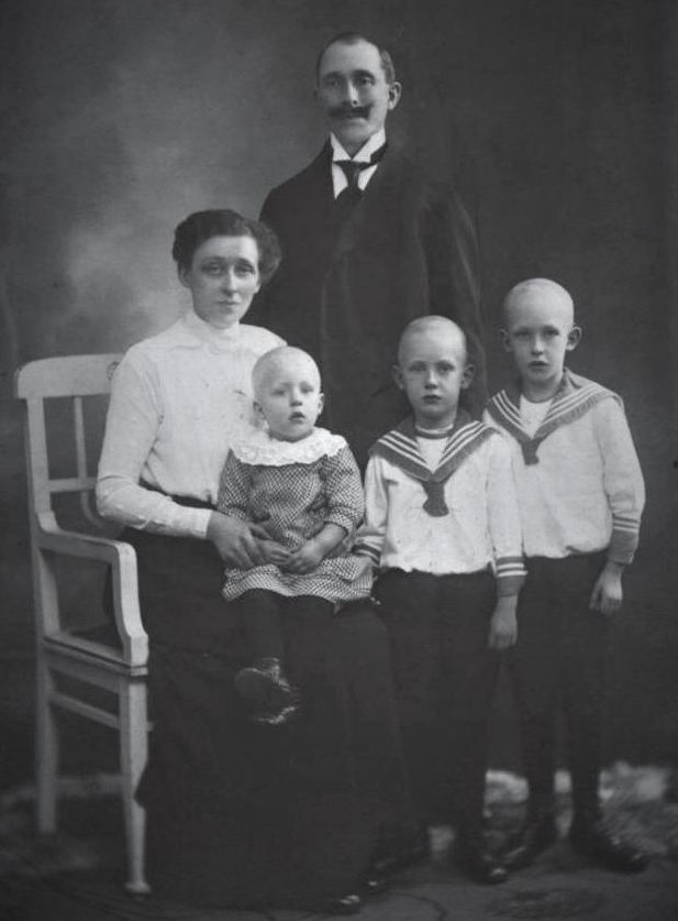 Adolf und Helene Mahlmann mit ihren Shnen Willi, Hans und Kurt, 1918