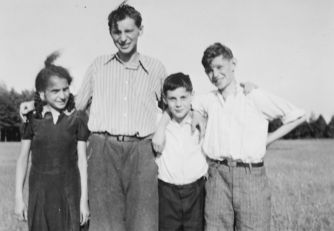 Jacob “Jeannot“ Rechtschaffen zwischen seinen Brüdern Leo (links) und Josef “Joe“, um 1936 Jacob “Jeannot“ Rechtschaffen zwischen seinen Brüdern Leo (links) und Josef “Joe“, um 1936