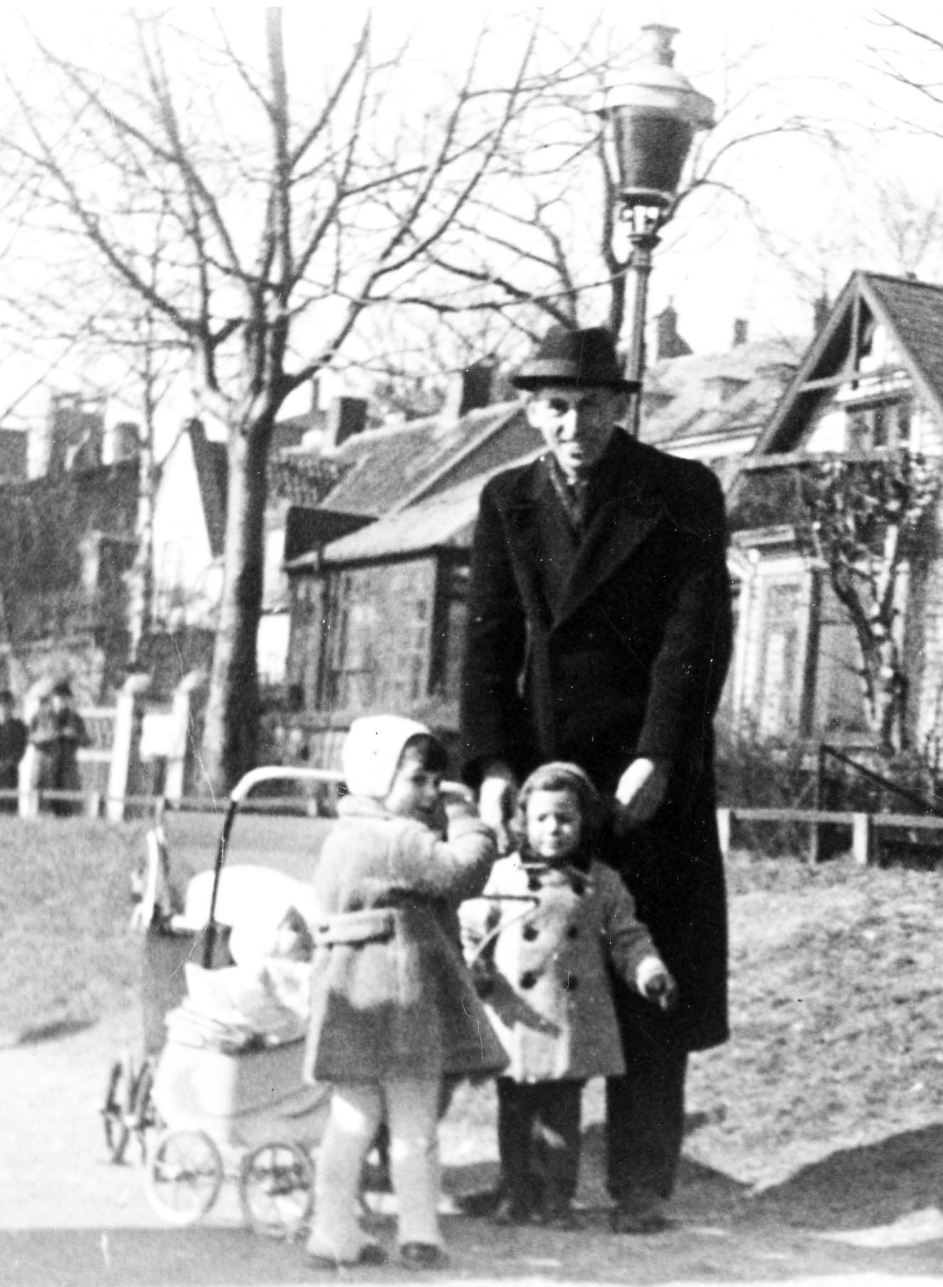 Karl Rechtschaffen mit Tochter Sara Eva vor ihm, Dänemark 1940 Karl Rechtschaffen mit Tochter Sara Eva vor ihm, Dänemark 1940
