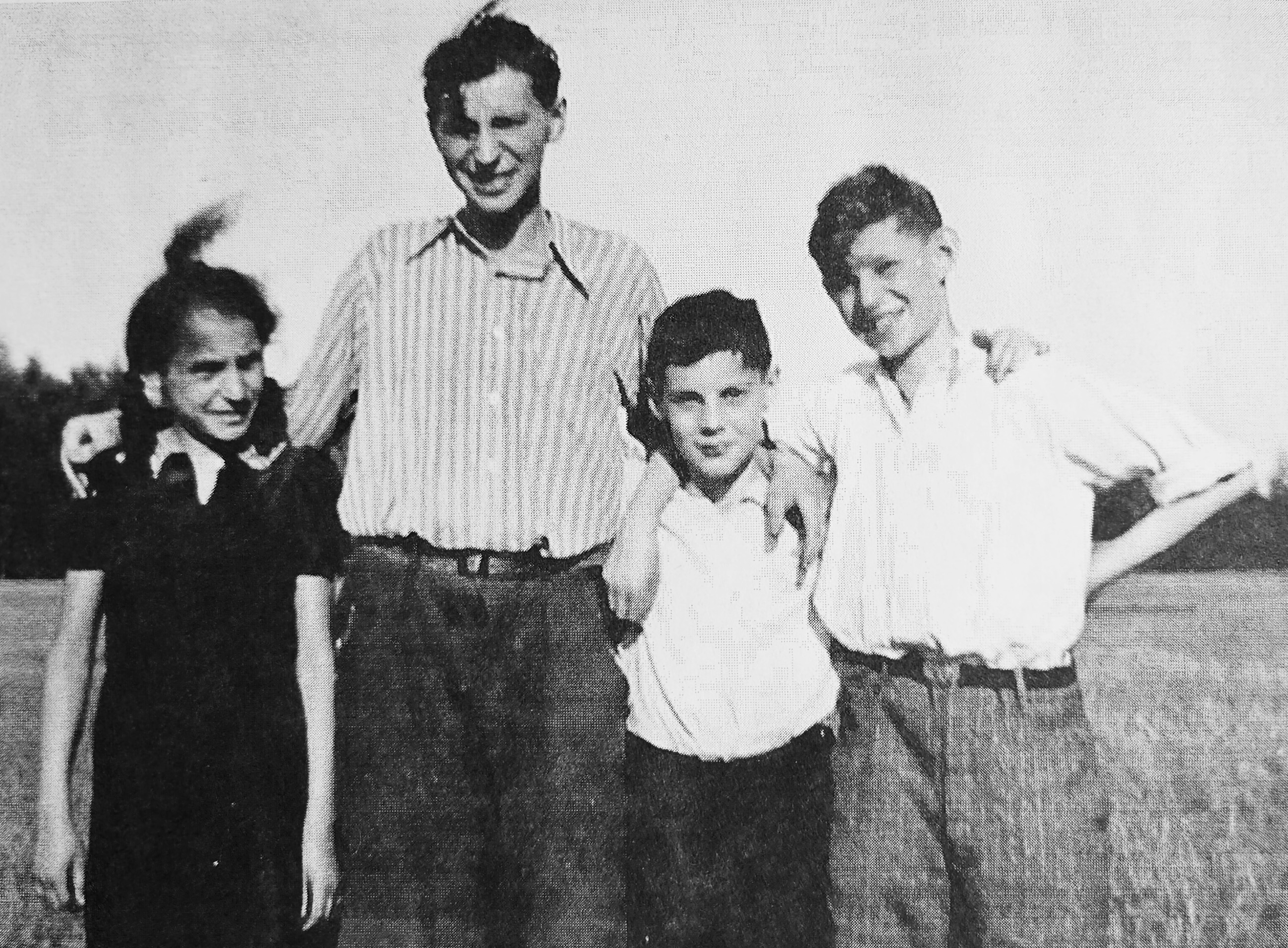 Leo Rechtschaffen 2. von links mit seinen Brüdern Jakob (später Jeannot) und Josef (später Joe) und einer Cousine, um 1936. Leo Rechtschaffen 2. von links mit seinen Brüdern Jakob (später Jeannot) und Josef (später Joe) und einer Cousine, um 1936.