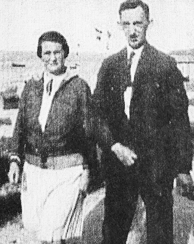 Rosa Rechtschaffen mit ihrem Schwager Adolf Rechtschaffen 1927. Rosa Rechtschaffen mit ihrem Schwager Adolf Rechtschaffen 1927.