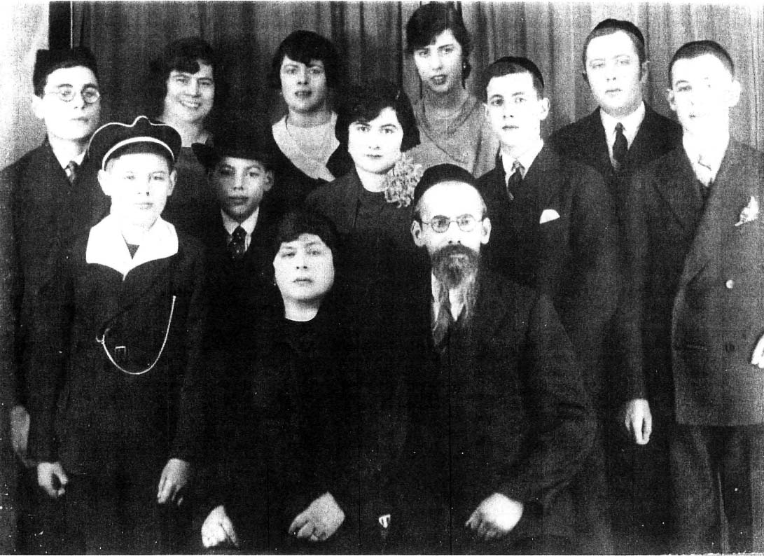 Breindel Tzirel und Pinkus Majer Stimler (Mitte), (2. R.v.l. n.r.) Samuel (Semi), Eduard Edward (Eddie, Eddy), Zippora (Tzipora), Siegfried (Salomon Leb), (3. Reihe) Markus Jakob (Max), Sarah, Charlotte (Chaja), Frieda (Friedel), Hermann (Hirsch) und Isaa Breindel Tzirel und Pinkus Majer Stimler (Mitte), (2. R.v.l. n.r.) Samuel (Semi), Eduard Edward (Eddie, Eddy), Zippora (Tzipora), Siegfried (Salomon Leb), (3. Reihe) Markus Jakob (Max), Sarah, Charlotte (Chaja), Frieda (Friedel), Hermann (Hirsch) und Isaa