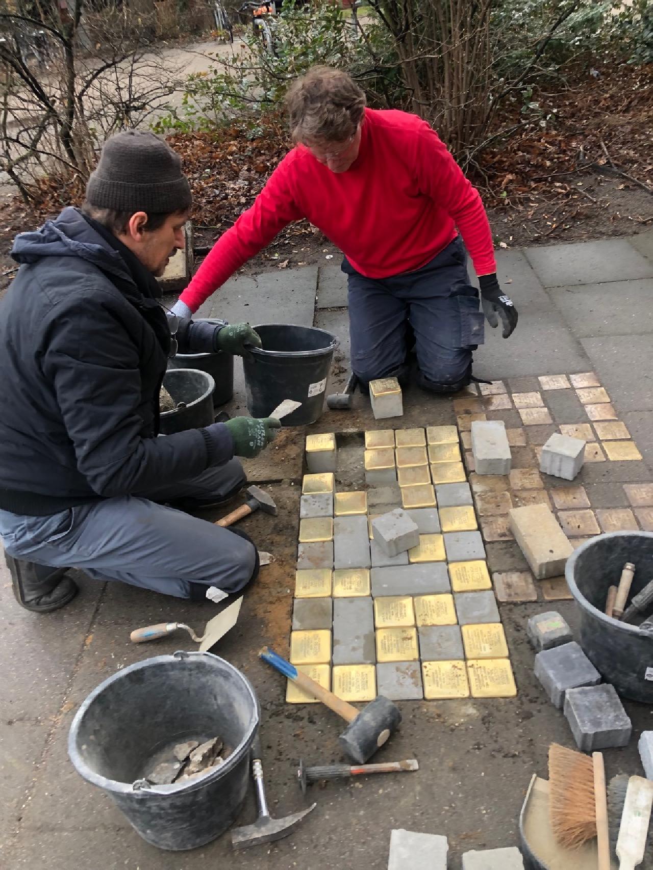 Helfer verlegen 29 neue Stolpersteine am Großneumarkt 38 Helfer verlegen 29 neue Stolpersteine am Großneumarkt 38